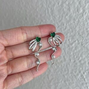 Silver ribbon heart star earring